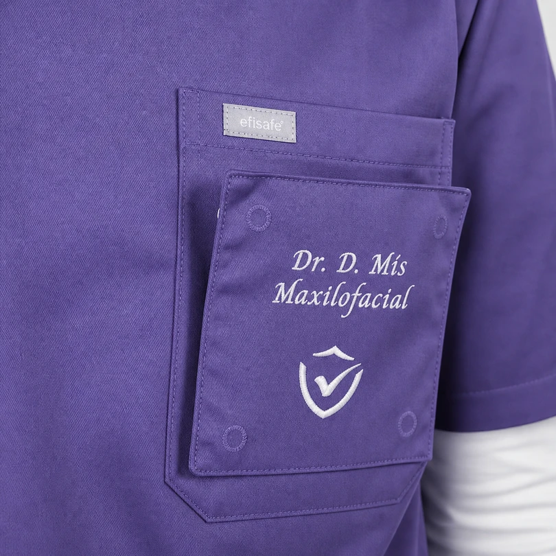 Jonas PRO – Casaca Sanitaria de Hombre compatible con Safetags™ de 1 Bolsillo en Purple